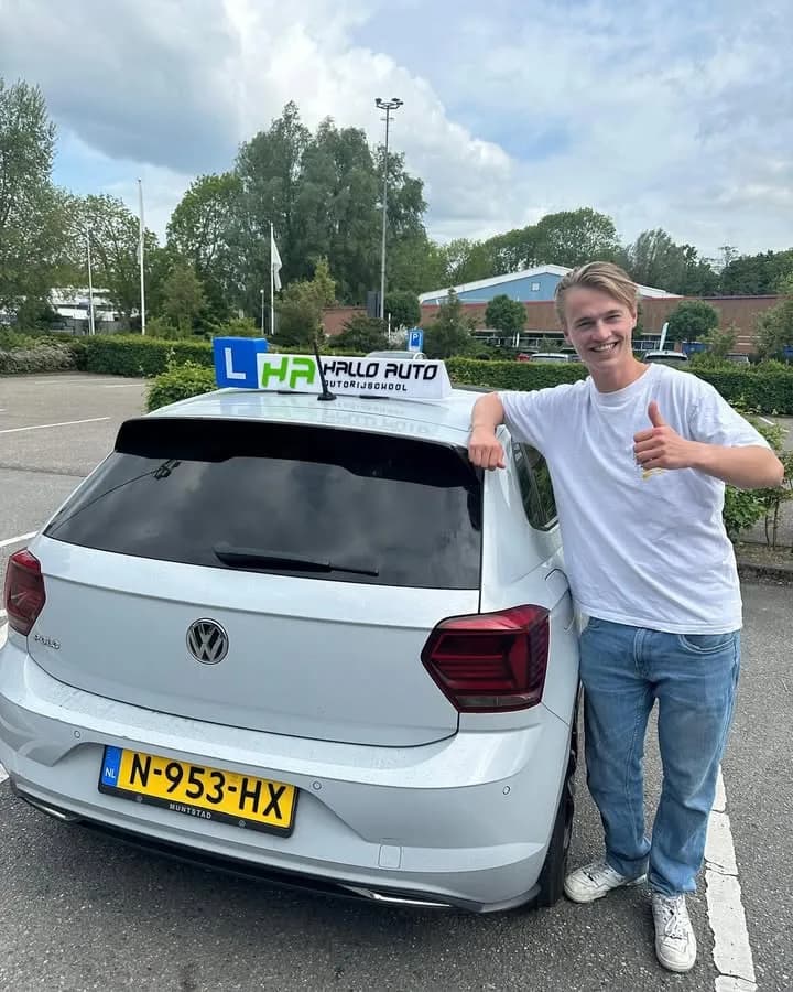 Lesauto en instructeur van rijschool Hallo Auto in Utrecht